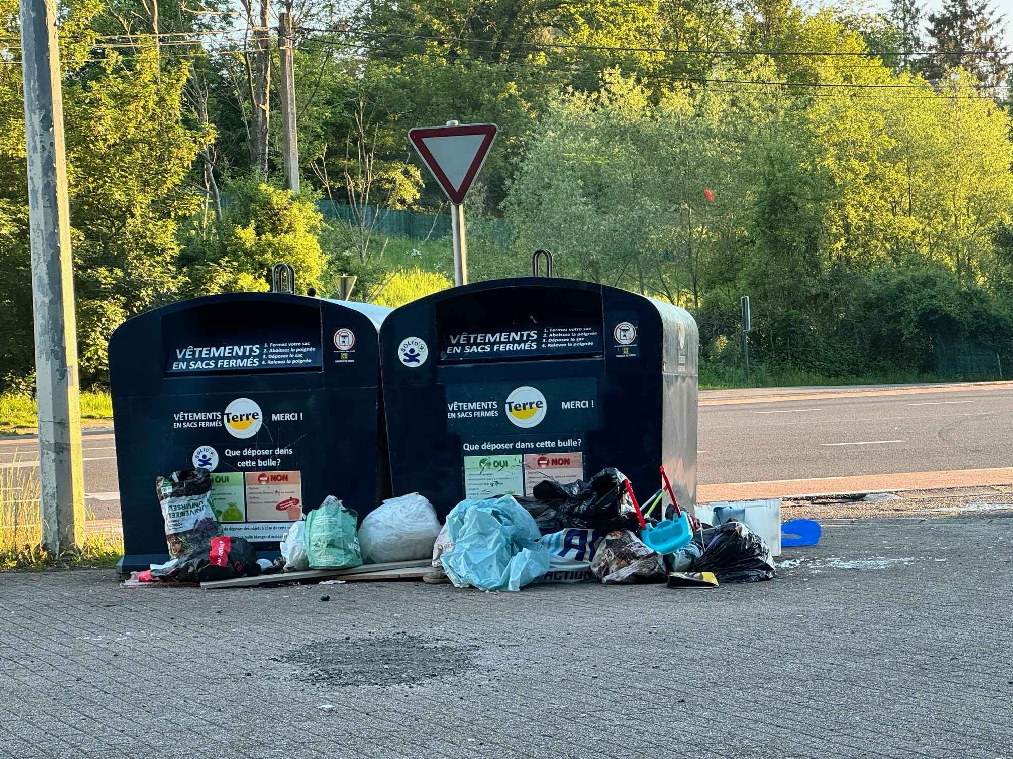 Face au manque de civisme, deux bulles à vêtements seront enlevées à Presles