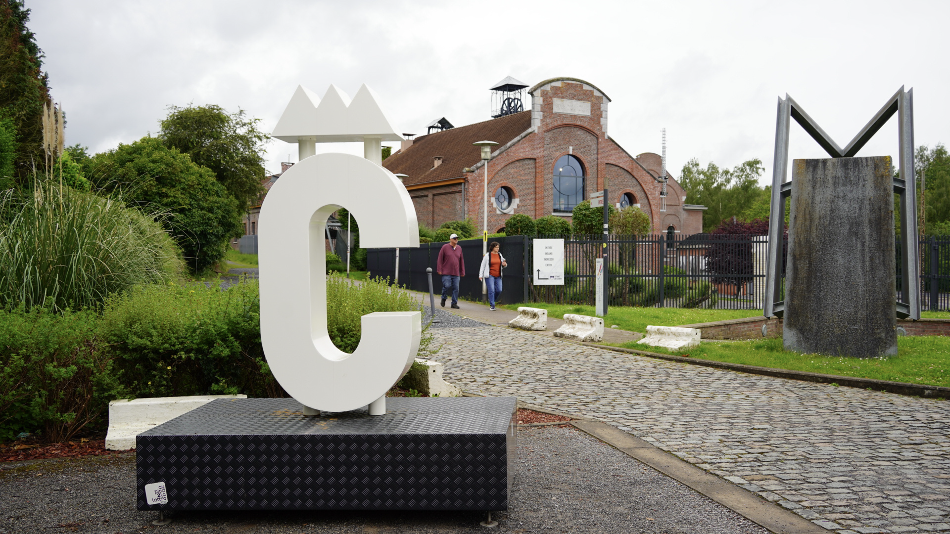 Installation de grands "C" à différents endroits de Charleroi