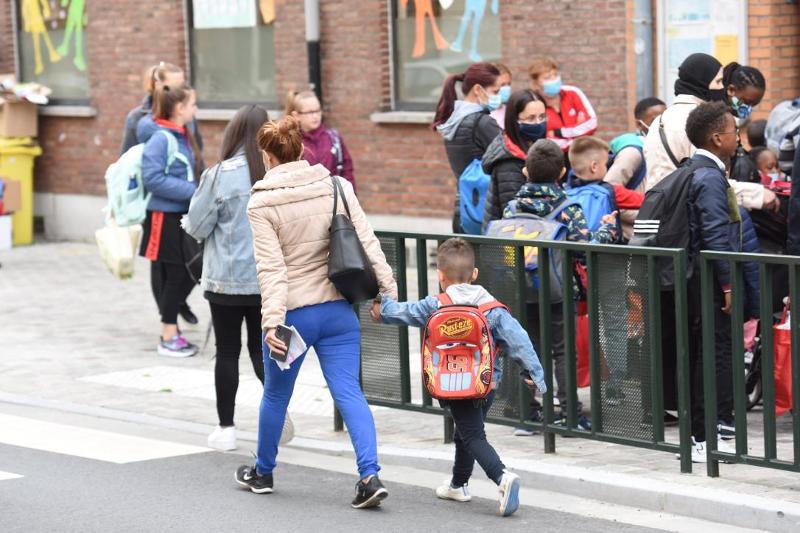 Rentrée scolaire : 900.000 élèves retrouvent progressivement le chemin de l'école à partir de ce lundi