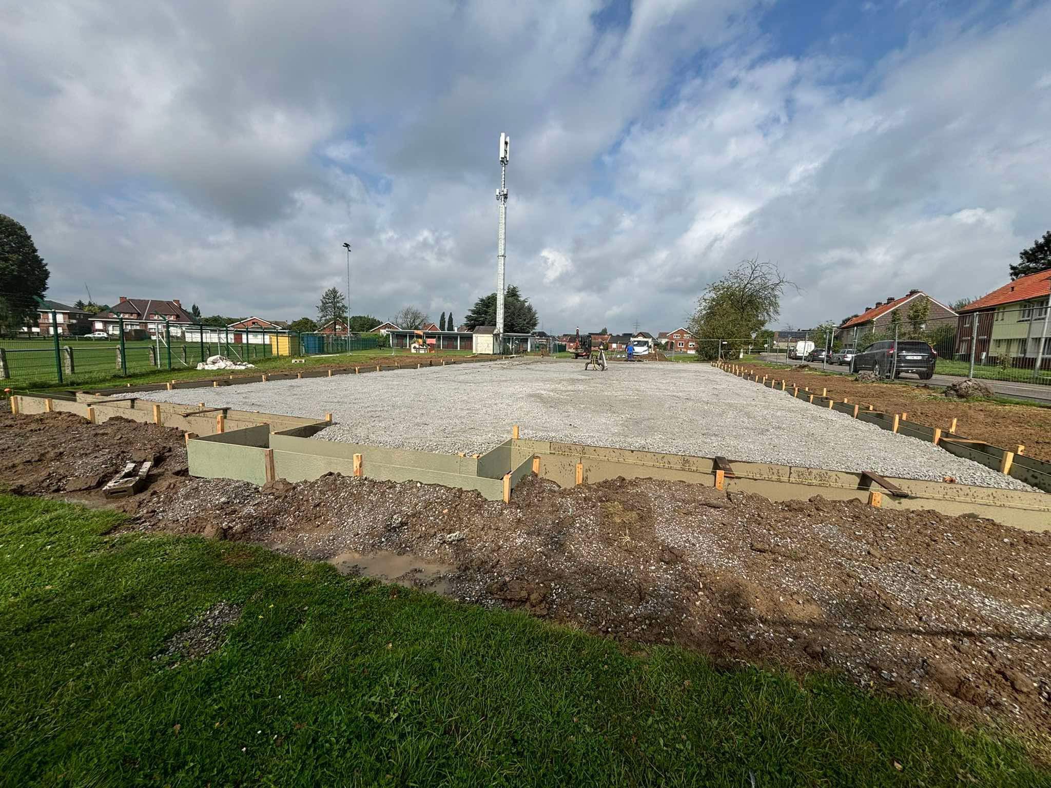 Construction d'un terrain synthétique dernière génération à la Plaine des sports de Trazegnies