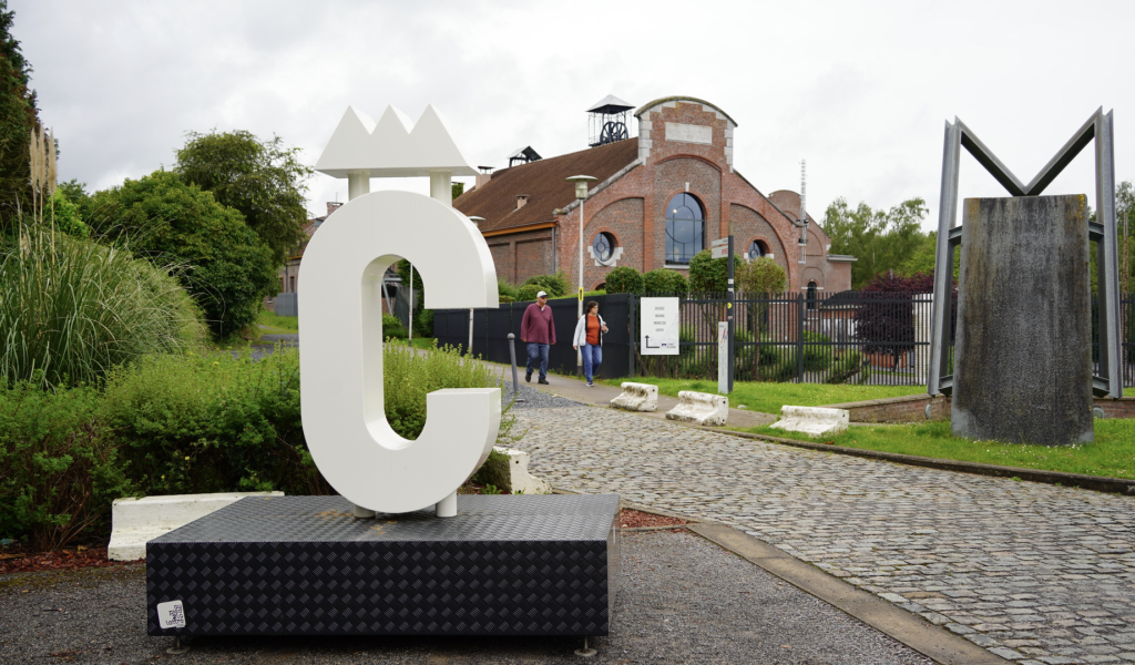 Installation de grands "C" à différents endroits de Charleroi