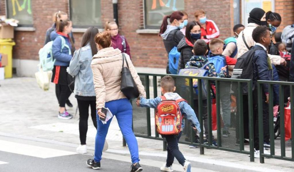 Rentrée scolaire : 900.000 élèves retrouvent progressivement le chemin de l'école à partir de ce lundi