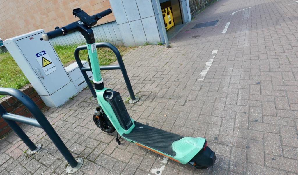 Six utilisateurs de trottinette électrique hospitalisés sur dix sont touchés à la tête