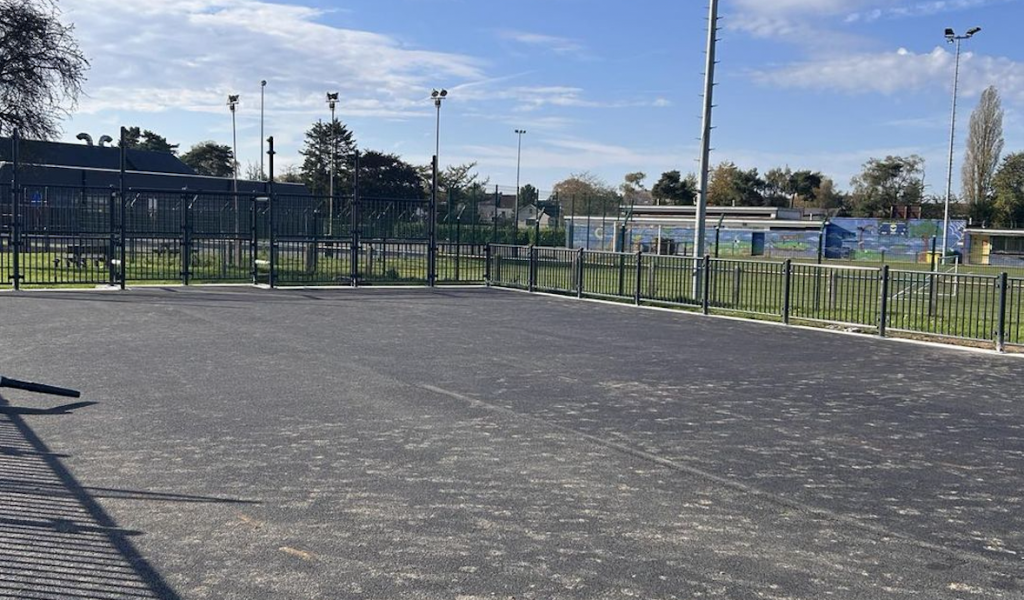 Trazegnies se dote d'un nouveau terrain synthétique de foot de rue