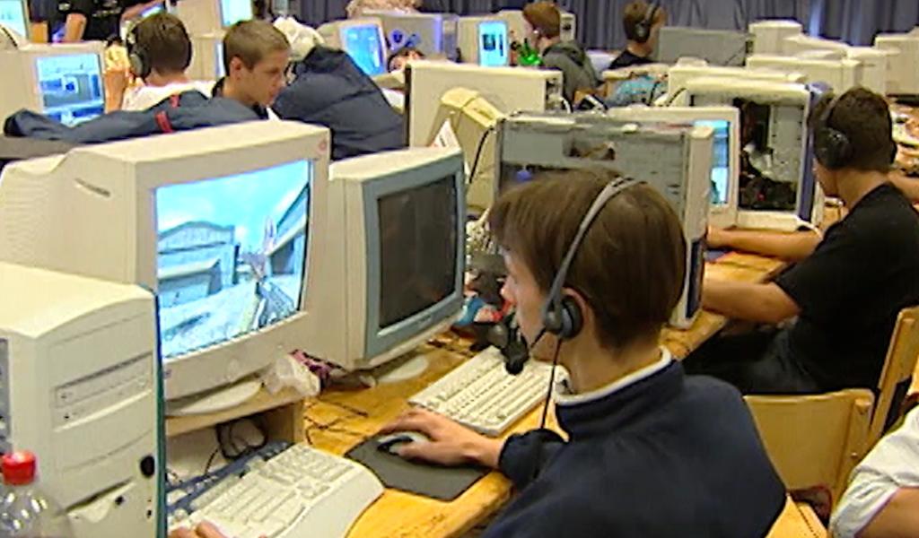 Replay : Compétition de jeux vidéo à Auvelais en 2003