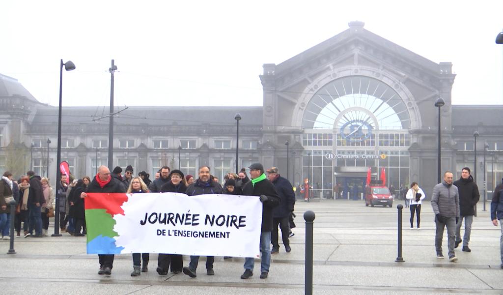 Réforme de l'enseignement : les professeurs manifestent pour défendre l'avenir du qualifiant