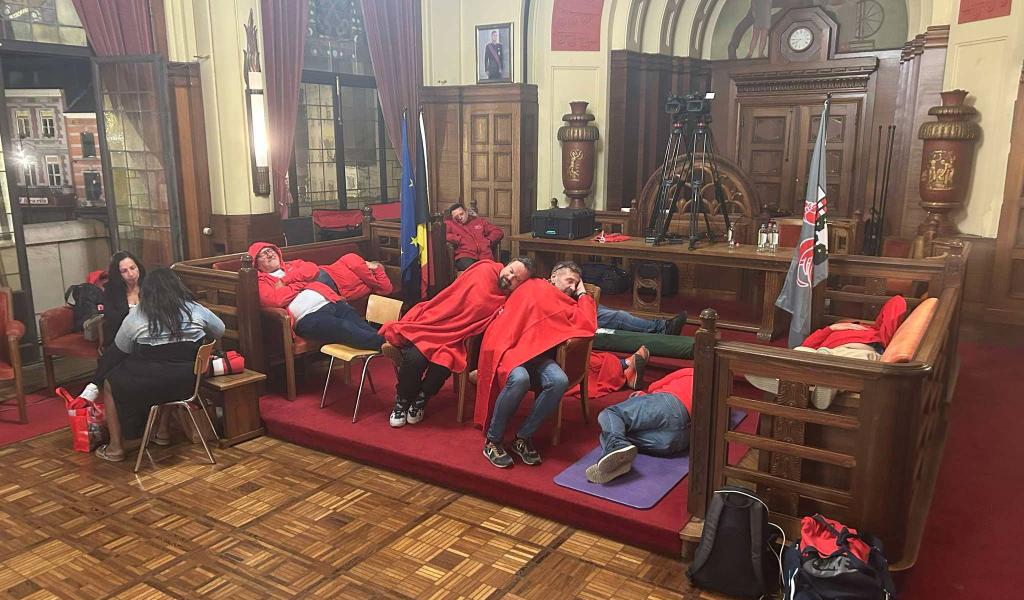 Journée d'action dans le secteur public : Des militants de la CGSP ont passé la nuit dans l'hôtel de ville de Charleroi
