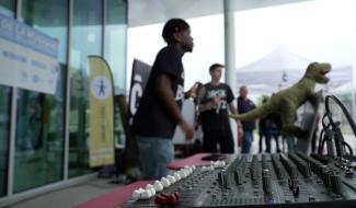 Fête de la Musique : un début sous la pluie, mais dans une bonne ambiance face à la gare de Charleroi