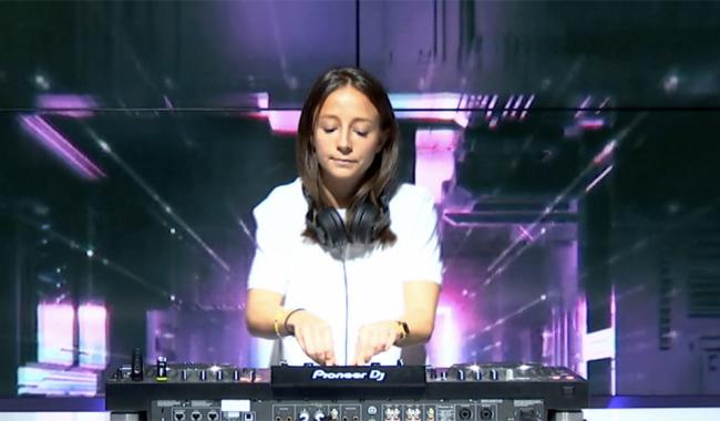 DJ SET : VICKY KRISTINE