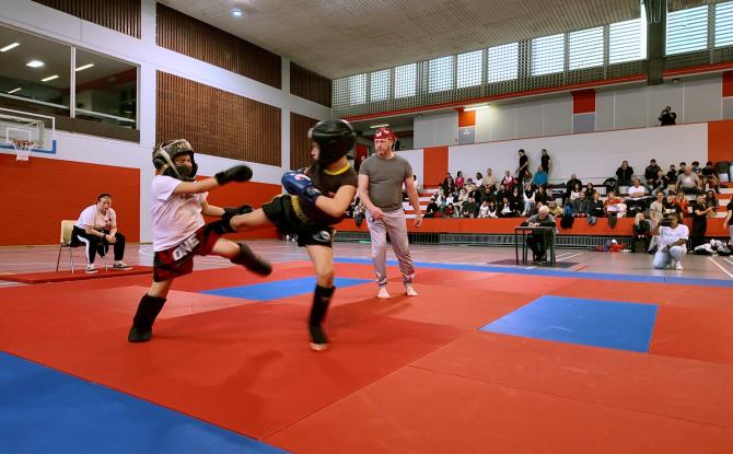 Le tatami de sortie au COS pour les championnats de Belgique junior d'arts martiaux