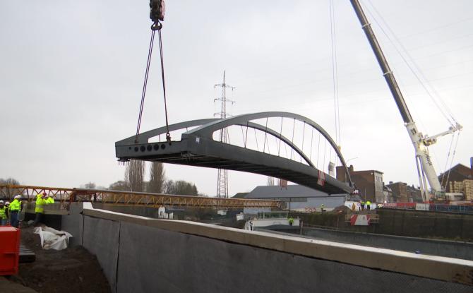 Châtelet: la nouvelle passerelle a été installée